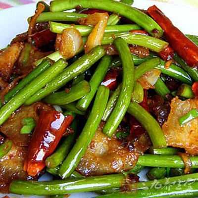 將肉撈出晾冷，這時的豬肉並未完全熟透
