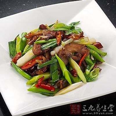 下蒜苗翻炒3分鐘，入蒸魚豉油，翻炒入味後起鍋