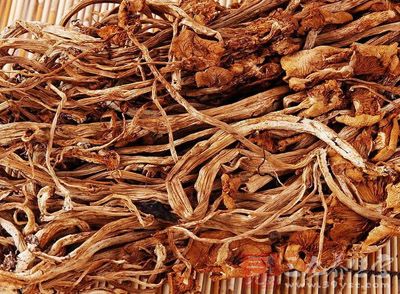 原料:小雞一只、干茶樹菇一碗、干烏梅幾粒 原料:小雞一只、干茶樹菇一碗、干烏梅幾粒