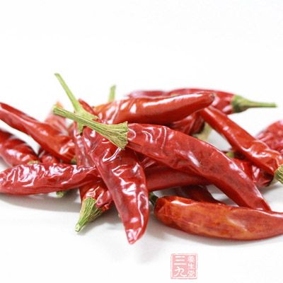 雞身子切成小塊後,綽水備用,干辣椒兩個、八角幾粒、蔥切大段、姜切厚片,備用 雞身子切成小塊後,綽水備用,干辣椒兩個、八角幾粒、蔥切大段、姜切厚片,備用
