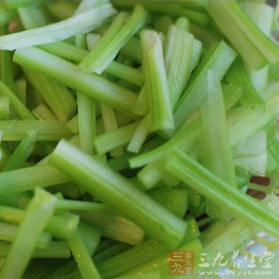 西芹對折後撕去皮筋，洗淨後切成長2厘米的段