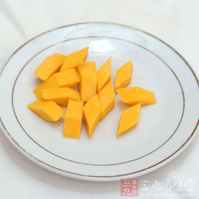 仔南瓜洗干淨去除頭尾，切成菱形小丁待用