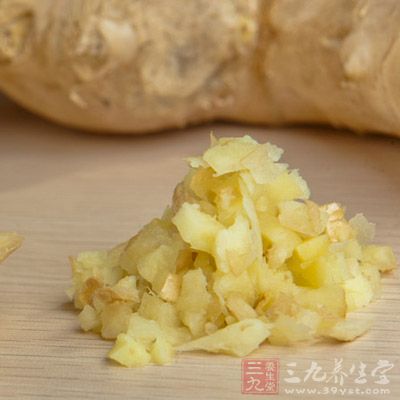 於作法3鍋中，放入姜末、蒜末、辣椒末炒香，再加入作法2的雞胸肉及糖醋醬拌炒至入味