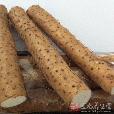 另將勺內加色拉油燒六成熱，下入山藥炸呈金黃色撈出