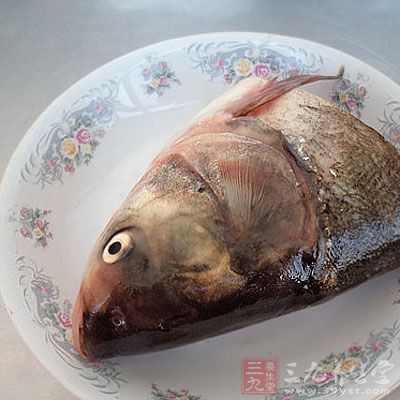 鲢魚頭半只，去鱗，去鰓，洗淨瀝干