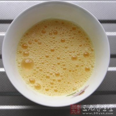 鍋裡再放點油,倒入銀耳蛋液炒制八分熟,有部分還未凝固 鍋裡再放點油,倒入銀耳蛋液炒制八分熟,有部分還未凝固