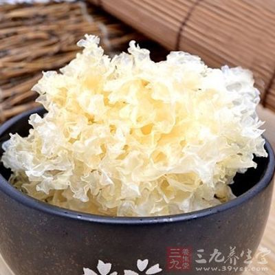銀耳炖的過程中要經常拿勺子翻動一下,免得粘鍋 銀耳炖的過程中要經常拿勺子翻動一下,免得粘鍋