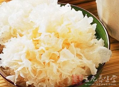 原料:銀耳、桃膠、紅棗、冰糖 原料:銀耳、桃膠、紅棗、冰糖