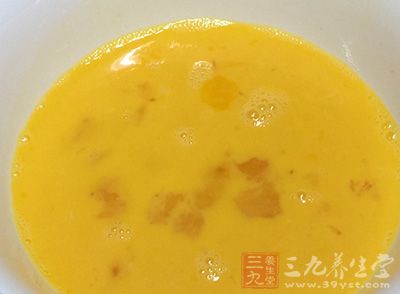 雞蛋打散加入澱粉(雞蛋會比較嫩,澱粉1湯匙)和一點點料酒(去蛋腥1茶匙)和鹽 雞蛋打散加入澱粉(雞蛋會比較嫩,澱粉1湯匙)和一點點料酒(去蛋腥1茶匙)和鹽