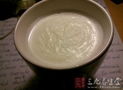 冷卻後會發現上面結上了一層奶皮 冷卻後會發現上面結上了一層奶皮