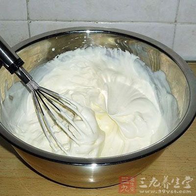在切開的草莓上擠適量淡奶油 在切開的草莓上擠適量淡奶油