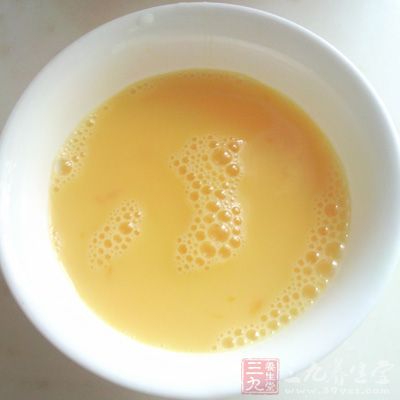 雞蛋打入碗中打散 雞蛋打入碗中打散