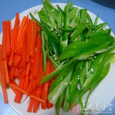 青椒和胡蘿卜切寬絲