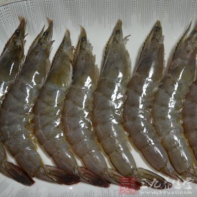 用干淨的剪刀剪去蝦槍、蝦須