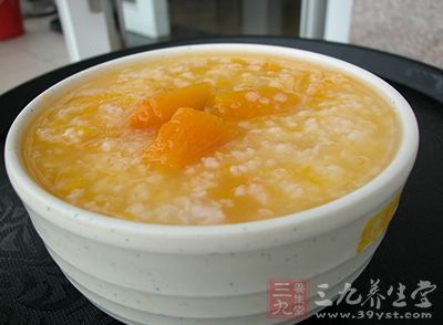 將南瓜粉攪勻放粥內,續煮20分鐘,加入冰糖調味 將南瓜粉攪勻放粥內,續煮20分鐘,加入冰糖調味
