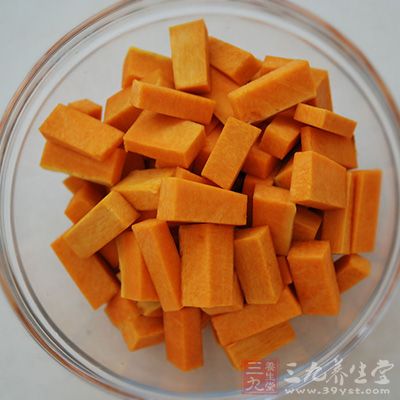 南瓜削去表皮,挖出內瓤,切成片。洋蔥剝去外皮,切成碎粒 南瓜削去表皮,挖出內瓤,切成片。洋蔥剝去外皮,切成碎粒