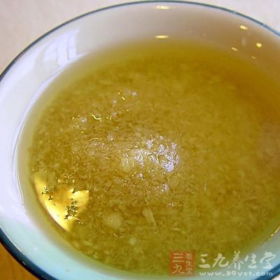 平底鍋裡加少量油,倒入蒜蓉,中小火,把海鮮菇平鋪在鍋底,蓋上鍋蓋小火焖3分鐘 平底鍋裡加少量油,倒入蒜蓉,中小火,把海鮮菇平鋪在鍋底,蓋上鍋蓋小火焖3分鐘