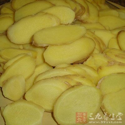 油八成熱放入姜片煸炒出香味 油八成熱放入姜片煸炒出香味