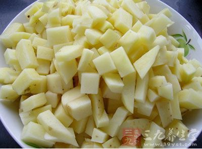 土豆泡在水中去除多余的澱粉，然後切成丁狀備用