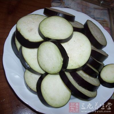 將茄子去蒂，去皮清洗干淨