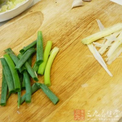 蔥白和蔥綠分開備用