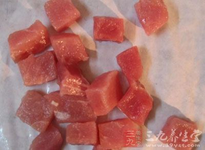 先在剁好的肉丁裡面放上蔥花等調料 先在剁好的肉丁裡面放上蔥花等調料