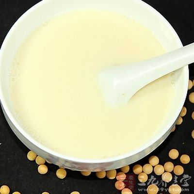 豆漿冷到適合的溫度，挑掉表面結的豆腐皮