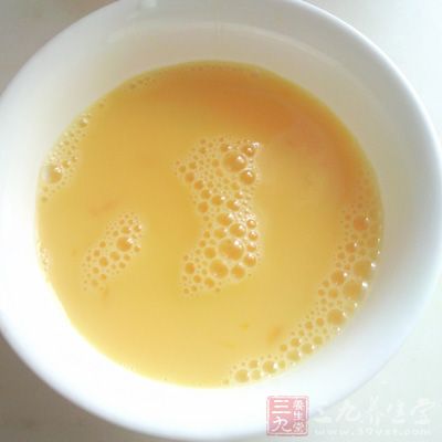雞蛋打入碗裡，加一點點鹽打散