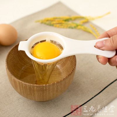 雞蛋清富含蛋白質和人體必需的8種氨基酸和少量醋酸