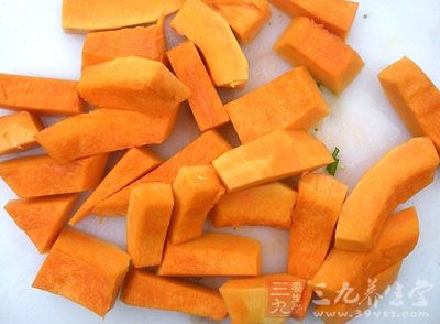 先把南瓜的皮和籽去掉,然後切成小塊備用 先把南瓜的皮和籽去掉,然後切成小塊備用