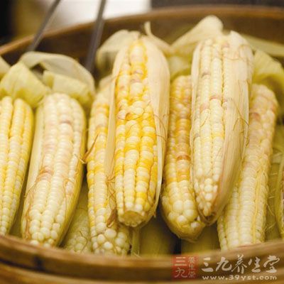 將甜糯玉米蒸熟,然後搓粒 將甜糯玉米蒸熟,然後搓粒