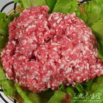 在豬肉餡中,加入鹽、生抽、十三香、麻油等拌勻 在豬肉餡中,加入鹽、生抽、十三香、麻油等拌勻