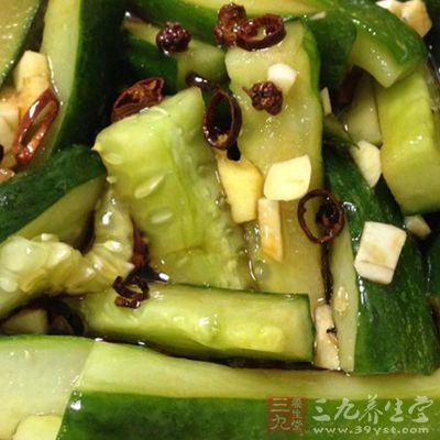 待調料滲入拍碎的黃瓜塊後食用