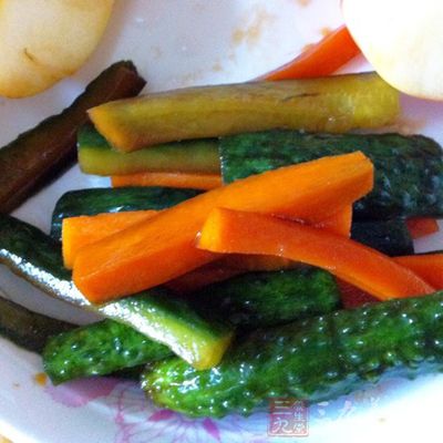 怪味黃瓜材料：黃瓜、辣椒、食鹽、醬油
