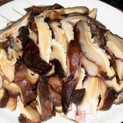 頭、尾部分各鋪上香菇絲 頭、尾部分各鋪上香菇絲