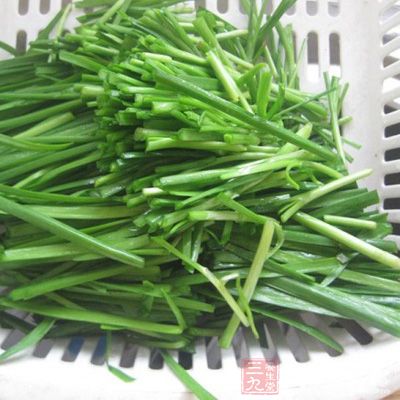 將洗淨的韭菜切成2~3CM 將洗淨的韭菜切成2~3CM