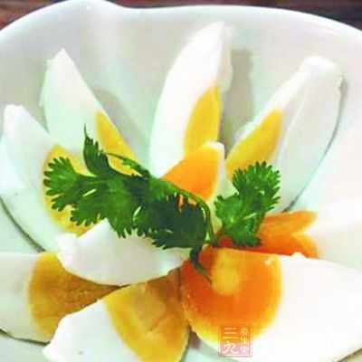 把沖洗干淨的鴨蛋(如果鴨蛋髒的話)一顆顆輕放入鹽水內 把沖洗干淨的鴨蛋(如果鴨蛋髒的話)一顆顆輕放入鹽水內