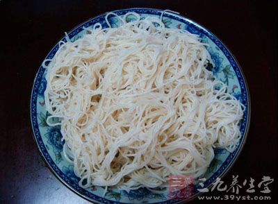 將准備好的米粉用手抓散