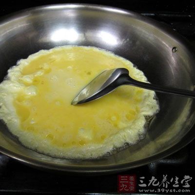 鍋熱放油先把雞蛋炒好出鍋備用