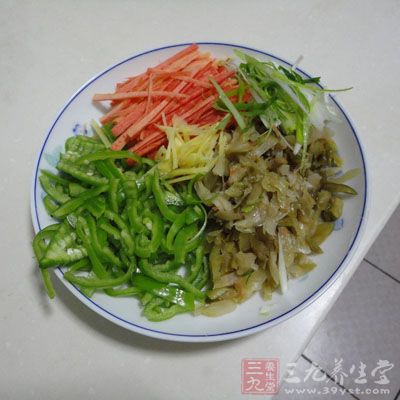 胡蘿卜和菜椒切絲