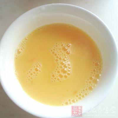 雞蛋打散在碗中