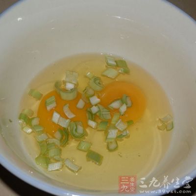 在雞蛋中加蔥花加鹽