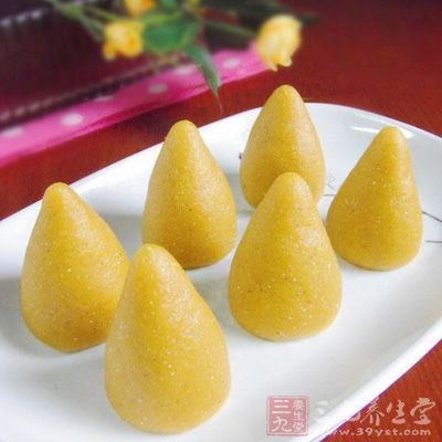 把面團分成小團,取一塊,揉圓,用左手托著,右手拇指在面團底部弄一個小窩 把面團分成小團,取一塊,揉圓,用左手托著,右手拇指在面團底部弄一個小窩