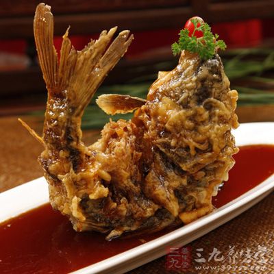 要注意掌握好火候，初次入鍋時鍋內油溫要高一些