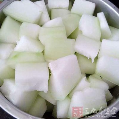 將冬瓜去皮切塊然後洗淨