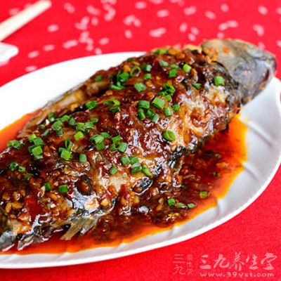 鍋內放適量植物油,燒熱後放入火鍋底料、姜蒜片炒出香味 鍋內放適量植物油,燒熱後放入火鍋底料、姜蒜片炒出香味