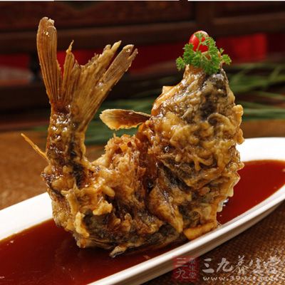 燒濃後即用濕澱粉勾熒,淋上熟油少許,迅速出鍋澆在魚身上即成 燒濃後即用濕澱粉勾熒,淋上熟油少許,迅速出鍋澆在魚身上即成