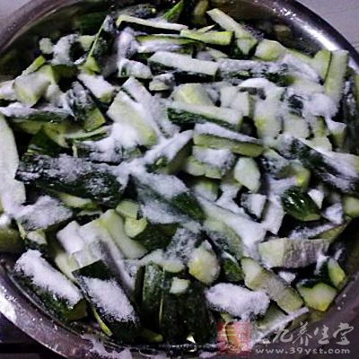 買三斤黃瓜，洗淨後切成小段，再在黃瓜段上灑上鹽，不能太多