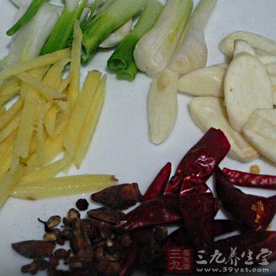 現在把油、八角，花椒，姜絲，蔥段，放到鍋裡，待花椒、八角等煸香