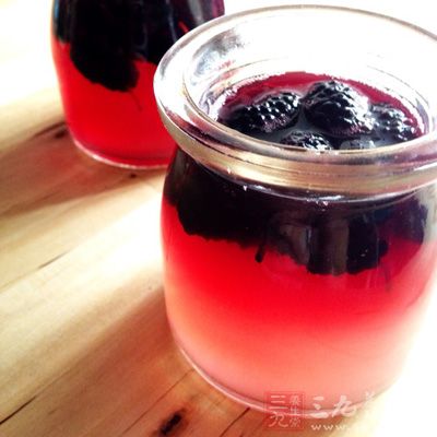 常飲用桑椹酒可以明目，緩解眼睛疲勞干澀的症狀
